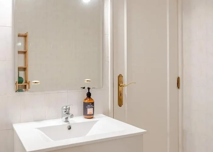 Seaside Urban Retreat - 5min To Appartement