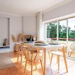 Seaside Urban Retreat - 5min To Apartment *