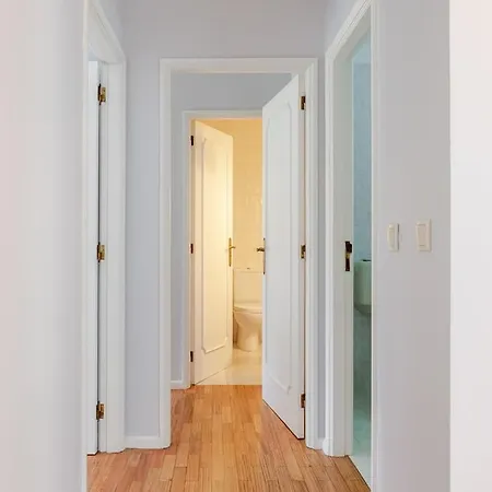 Seaside Urban Retreat - 5min To Apartment