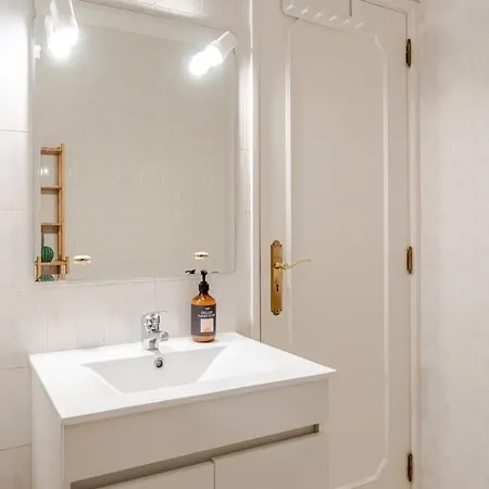 Seaside Urban Retreat - 5min To Appartement