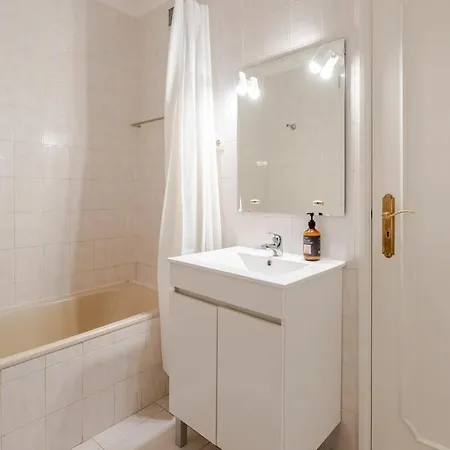 Seaside Urban Retreat - 5min To Apartment *