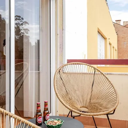 Seaside Urban Retreat - 5min To Apartment