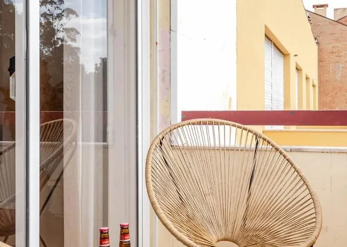 Seaside Urban Retreat - 5min To Apartamento